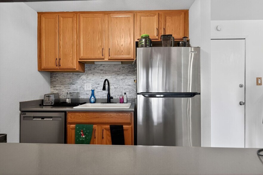 Building Photo - 2 Adams St