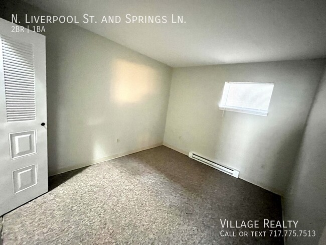 Building Photo - No steps! Affordable 2-Bed Convenient to I...