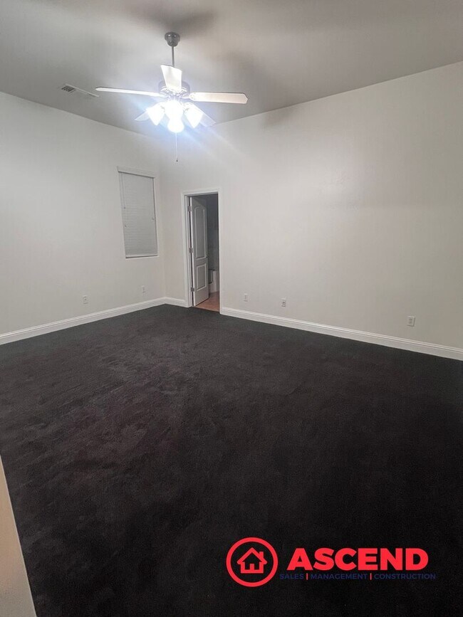 Building Photo - 4 Bed, 3 Bath Home with Modern Kitchen & Attached Garage