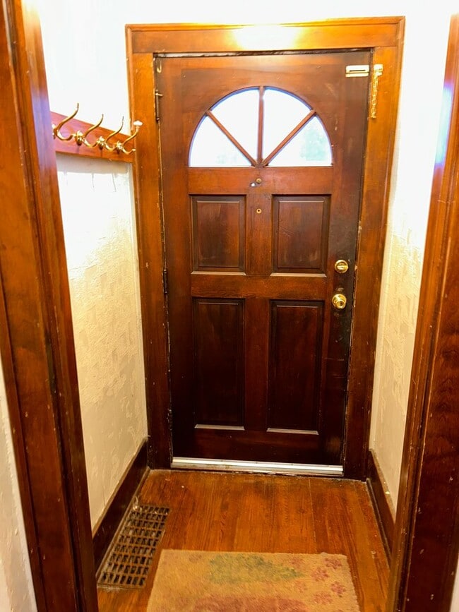 Building Photo - 3 BR/1.5 BA