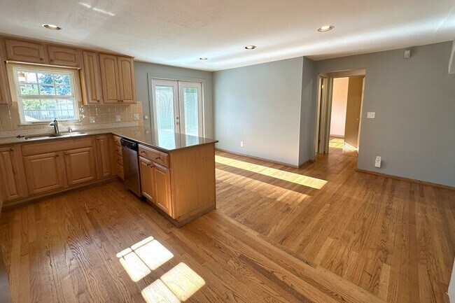 Building Photo - Bright and spacious 5bd 2 ba house in Edmo...