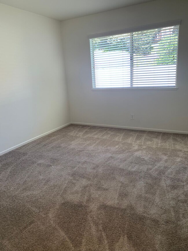 Building Photo - Pool Home with Fireplace & 2-Car Garage