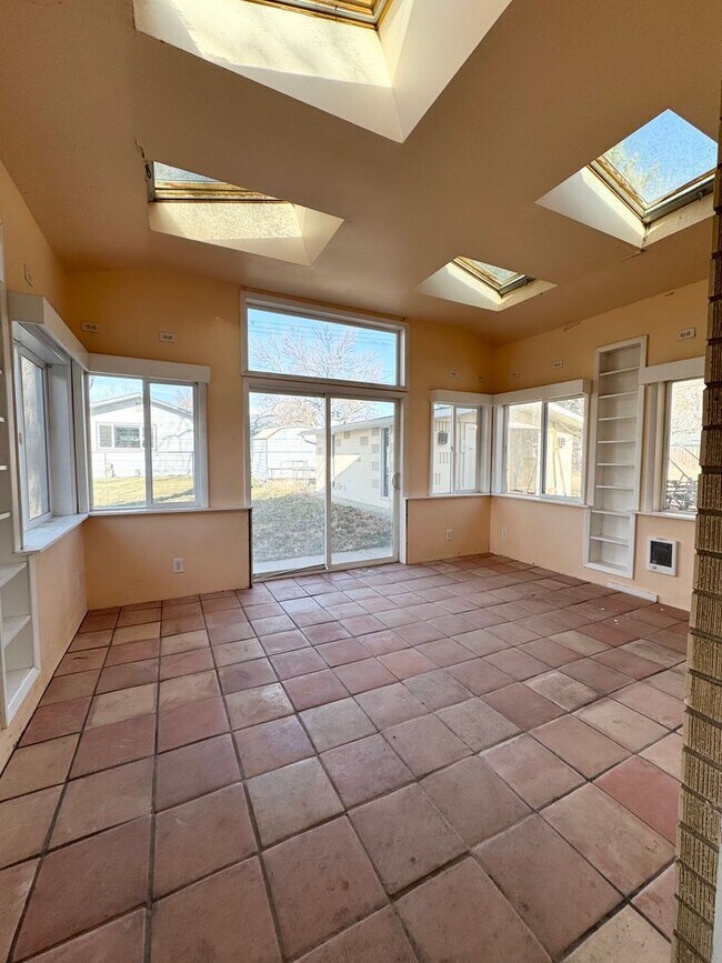 Building Photo - 5 bed 2 bath ranch with finished basement ...