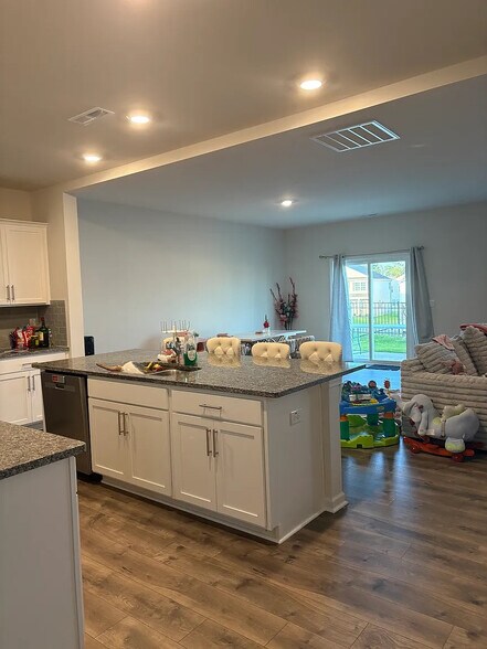 Building Photo - Room in House on Moore Crk Dr