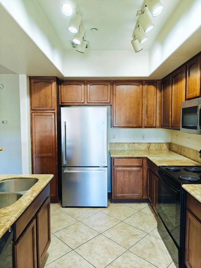 Remodeled kitchen, granite countertop and breakfast bar - 900 S 94th St