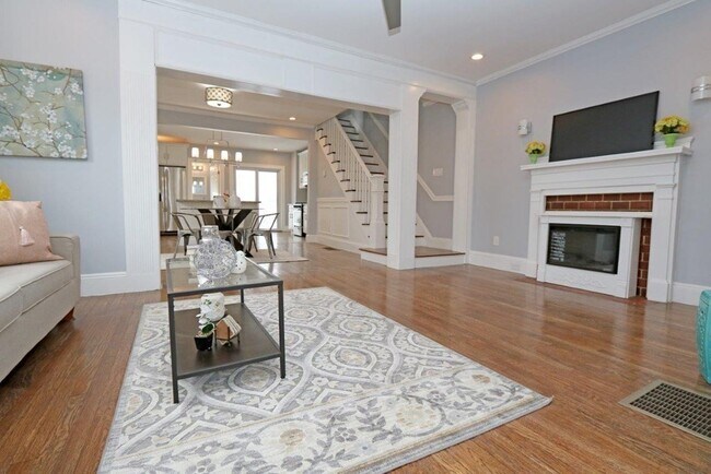 Primary Photo - 249 Kittredge St