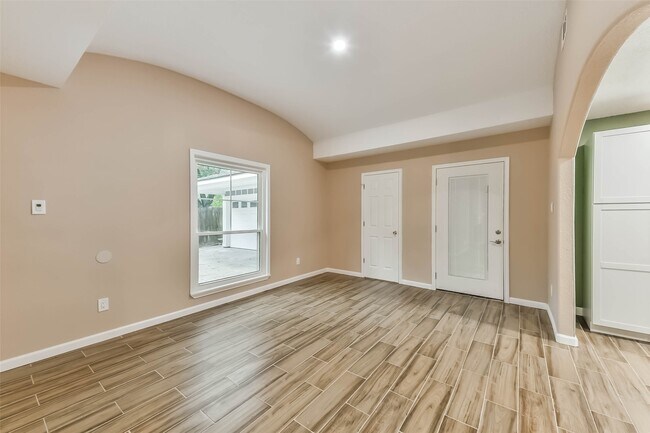 Building Photo - 605 Kings Ct