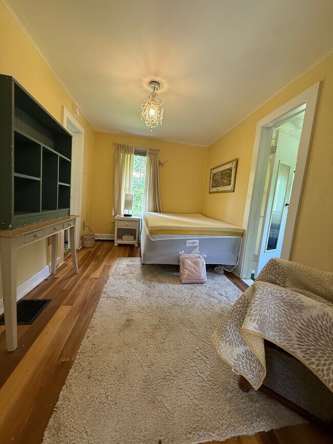 Building Photo - 2 Bedroom Home Available August 2026