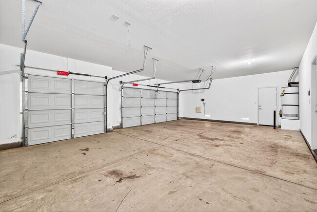 Building Photo - 42217 Whisper Rock St