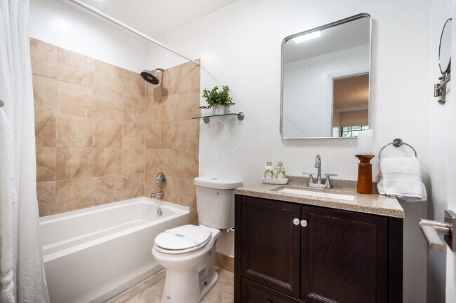 Building Photo - 927 N E St