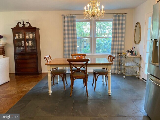 Building Photo - Show stopper