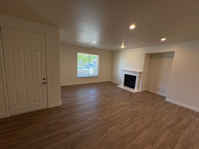 Building Photo - 2 Story Home Near Shopping Center Rent Ready!