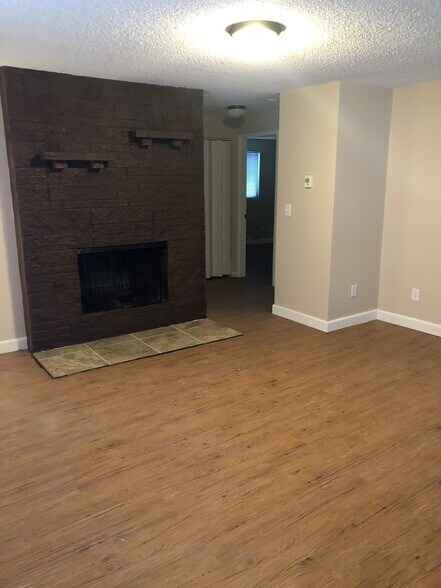 Building Photo - 822 W Mansfield Ave