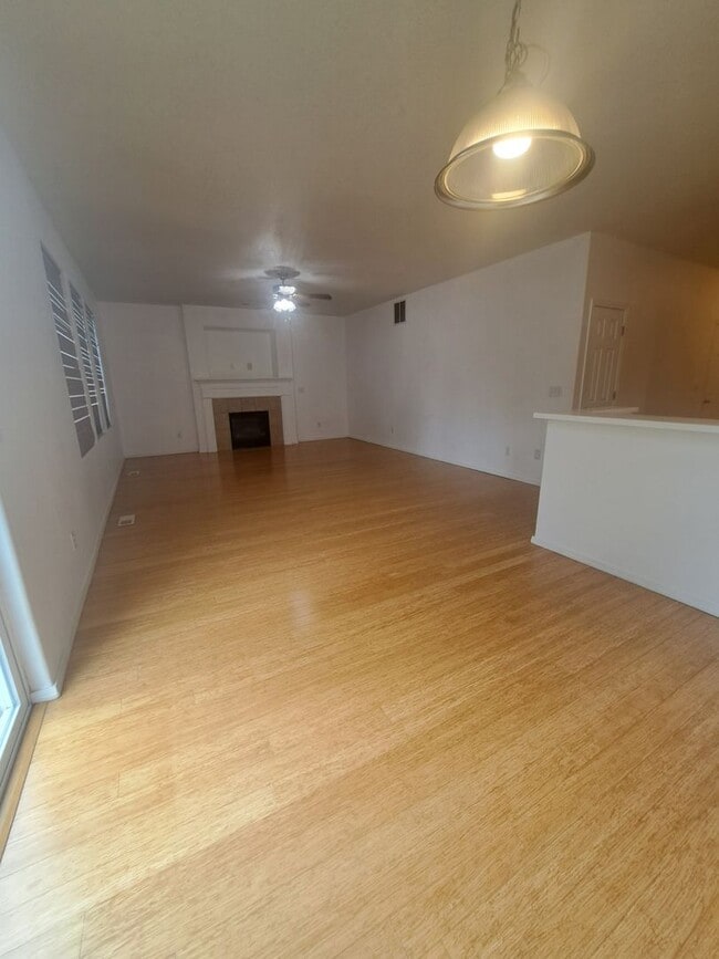 Building Photo - 3 Bedroom A/C Pet Friendly - Hillsboro