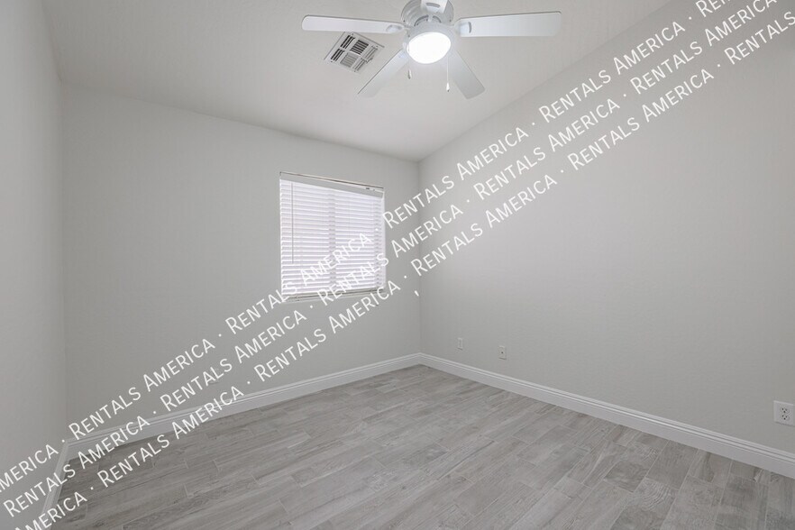 Building Photo - 3050 E Cherry Hills Pl