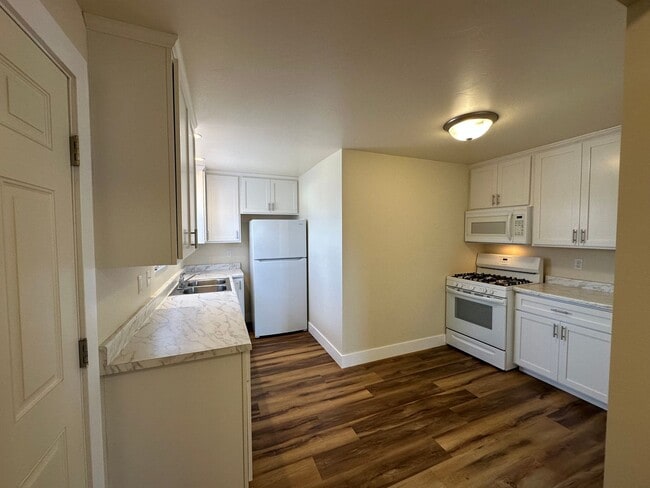 Building Photo - Charming 1 Bed, 1 Bath Cottage – Detached ...