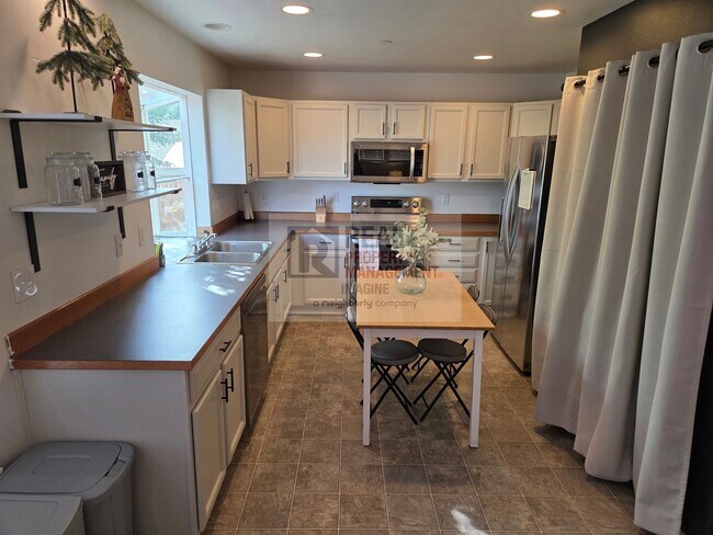 Building Photo - Check Out This Adorable 2.0 bedroom, 2.5 b...
