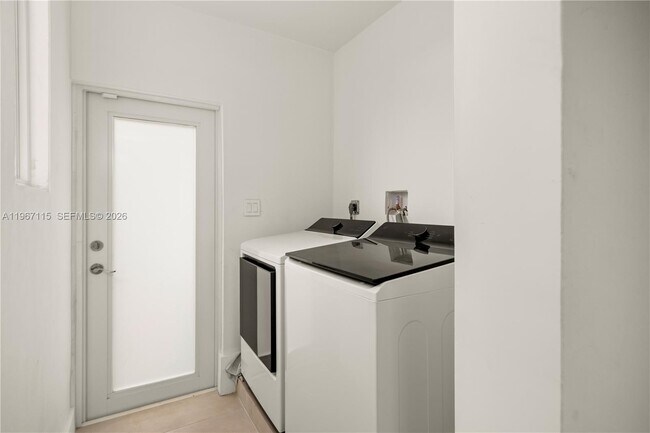 Building Photo - 6011 Maynada St