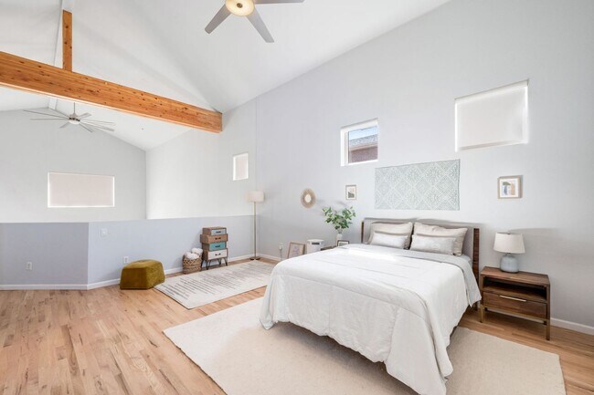 Building Photo - Furnished 2BD, 2BA Corner Unit Condo in Lowry