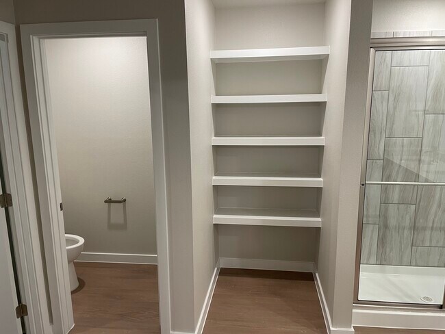 Building Photo - London Home