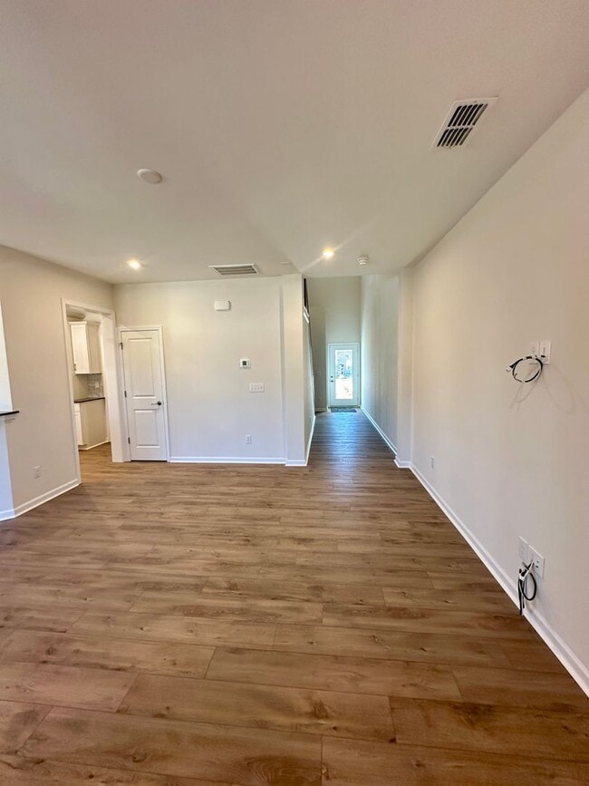 Building Photo - Beautiful 3BR/2.5BA Townhouse in Odell Corners