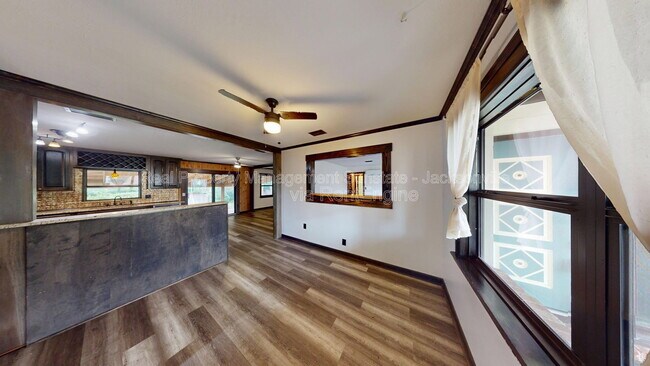 Building Photo - 7477 Greenway Dr