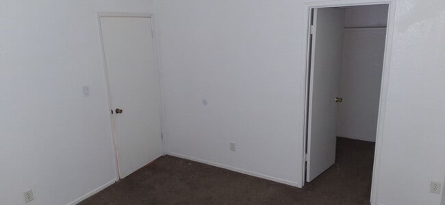 Building Photo - Best Price and Split Deposit!