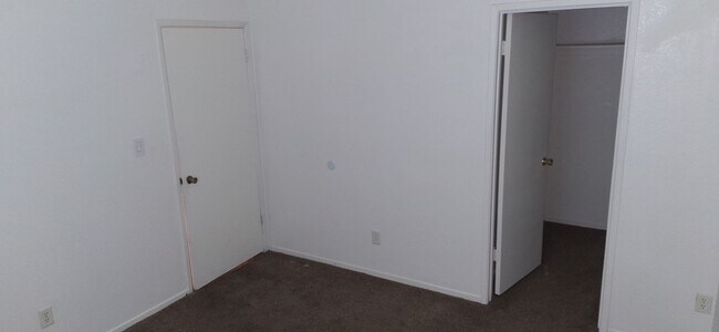 Building Photo - Special Offer 1 FREE WEEK & Reduced Securi...