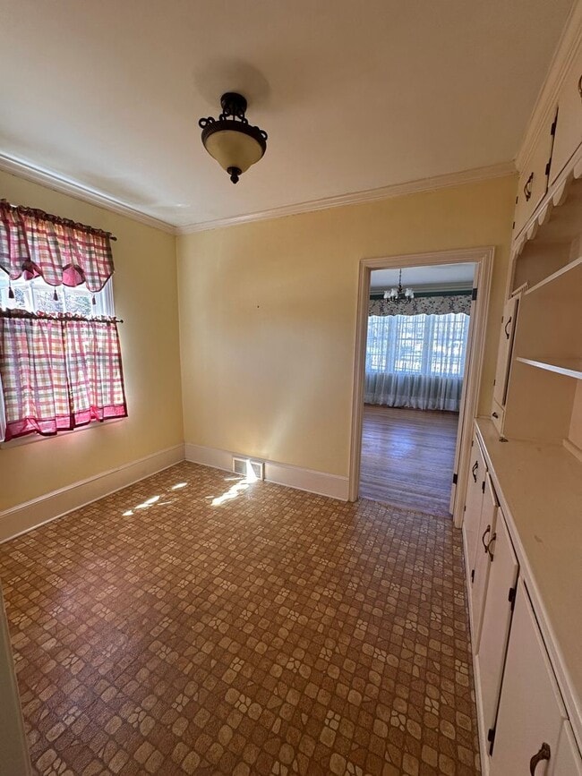 Building Photo - 3 Bed 2 Bath Brick Home with Fenced in Backyard and Additional Living Space