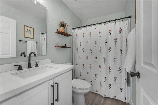 Building Photo - Modern 3-Bed Home in Green Valley – Beauti...