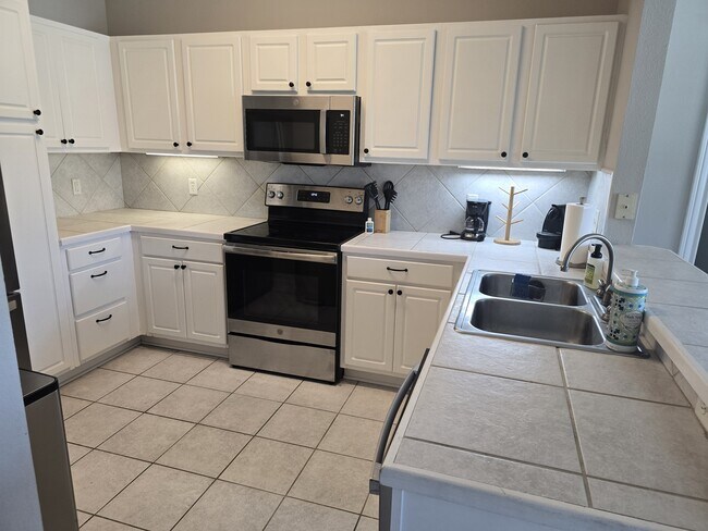 Kitchen - 801 Luther St W