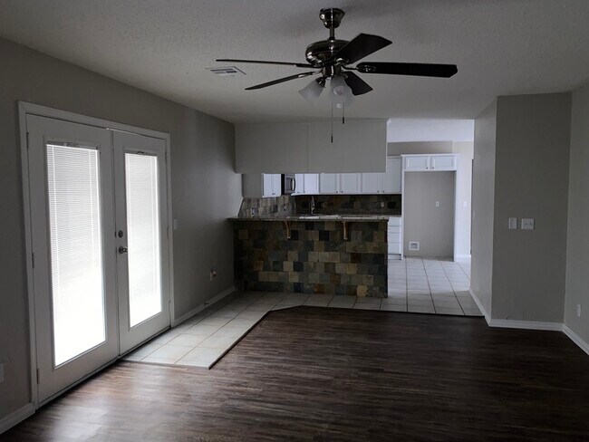 Building Photo - 8625 Lakeaire Dr