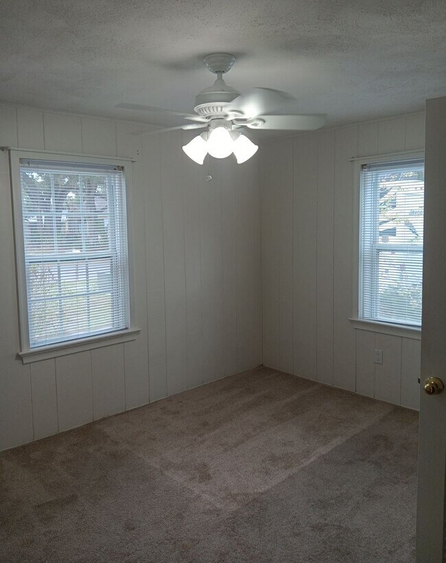 Building Photo - Annual 2 Bedroom + Den / 2 Bath Home – Sar...