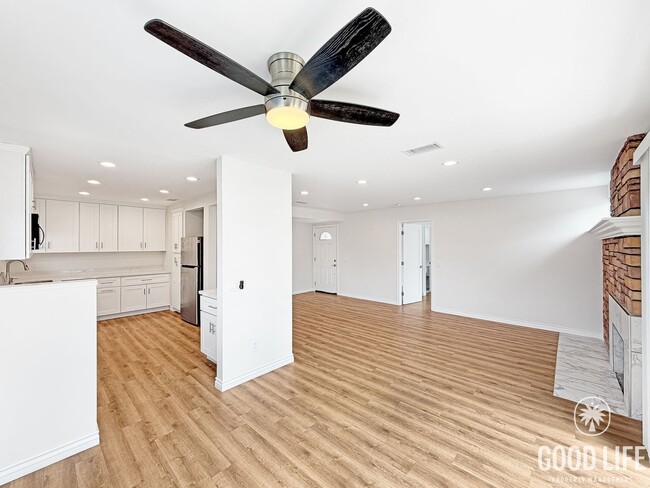 Building Photo - Charming 3B/2BA Home with Attached Garage, Large Yard and Modern Comforts in Quiet Baseball Field...
