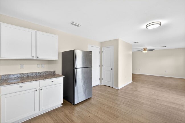 Building Photo - 4 Bedroom Home 2 Story