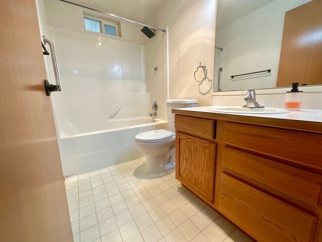 Building Photo - Beautiful 3 Bedroom, 2.5 Bath Home in Gated Clearwood Community!