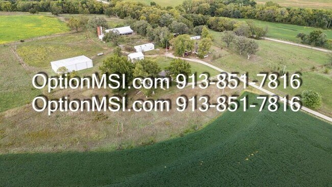 Building Photo - Spacious and move in ready!