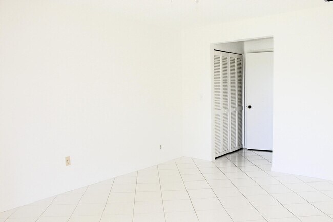 Building Photo - 5620 Queen Palm Ct