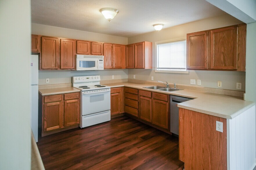 Kitchen - 3713 S Cramer Cir