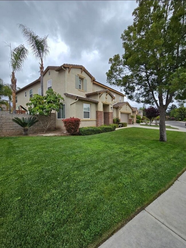 Building Photo - Discover this beautifully upgraded 5 bedro...