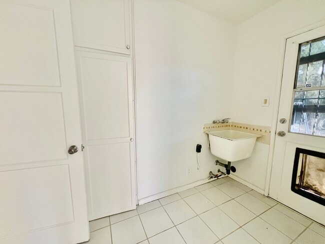 Building Photo - Beautiful Lake Balboa Single Family Home: 3 Bedroom/1 Bathroom/ 2-car garage