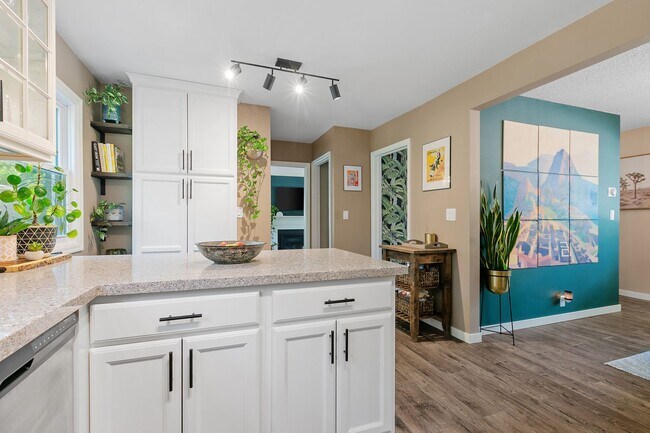 Building Photo - Charming 3 Bedroom Home Golden Valley