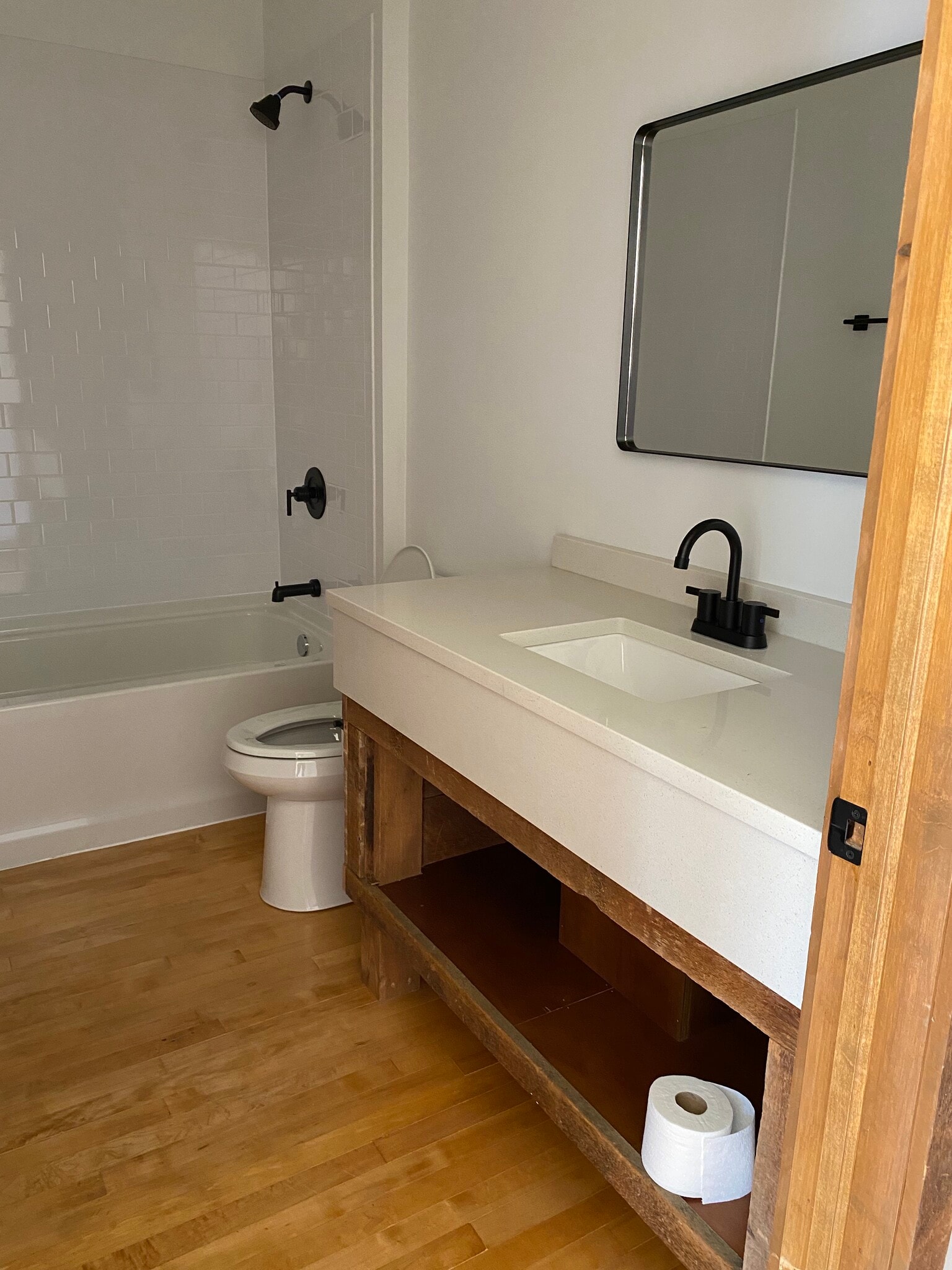 Full bathroom 1 - 403 Main St