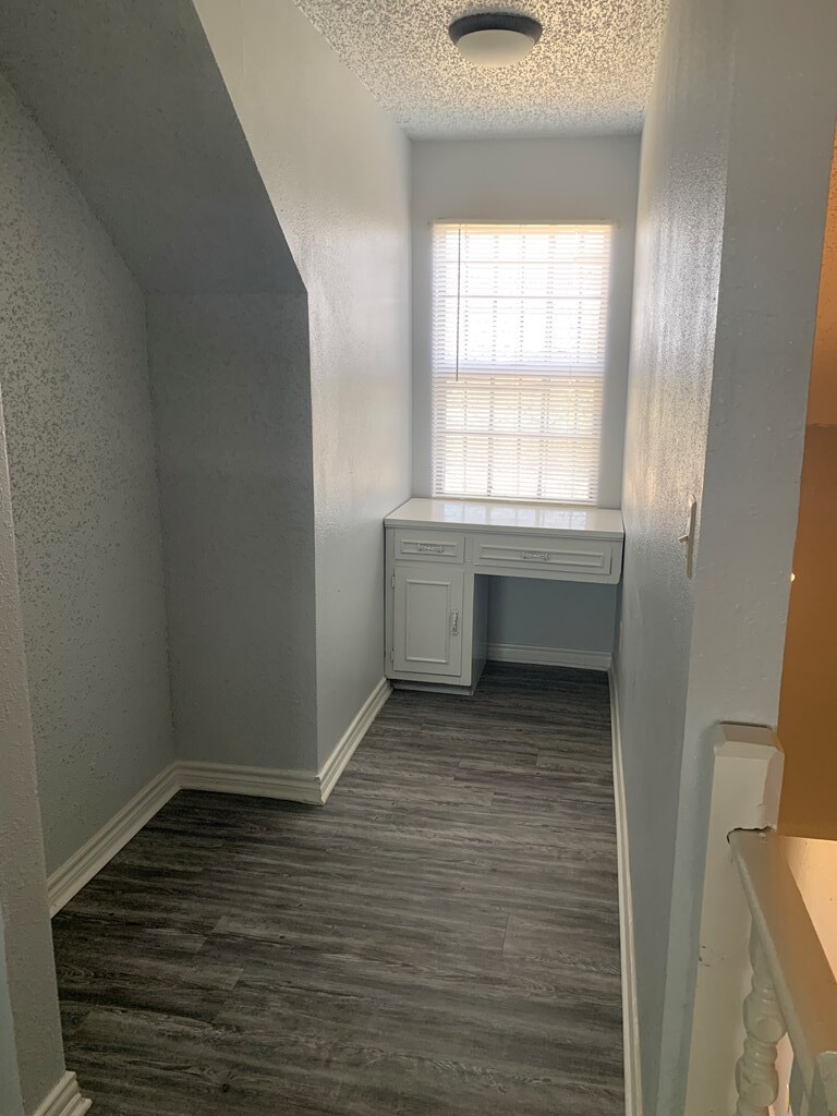 Building Photo - 984 E Schirra Dr