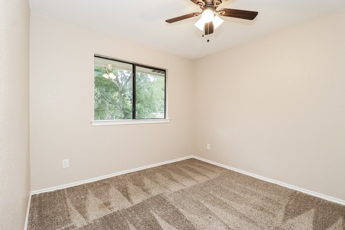 Building Photo - 524 E Lanett Dr