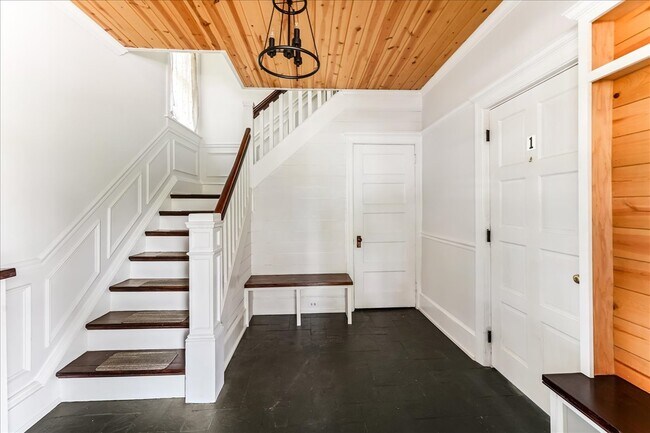 Shared Foyer - 909 10th Ave