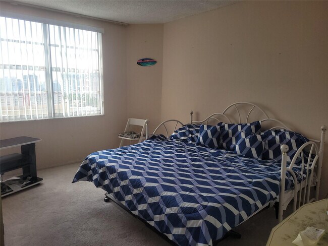 Building Photo - 1985 S Ocean Dr