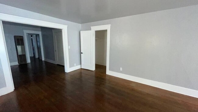 Building Photo - 835 E Weldon Ave