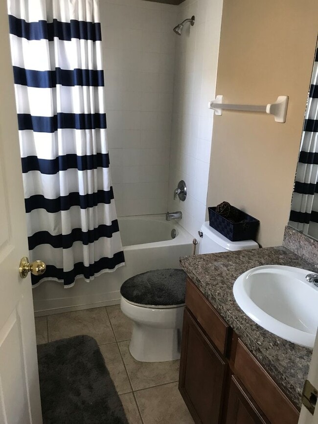 Building Photo - 2 Bedroom 2.5 Bathrooms Luxury Townhome in...