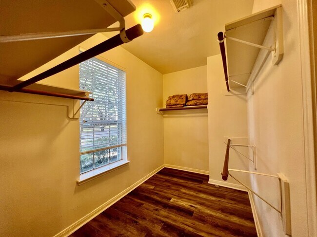 Building Photo - 2339 Plantation Bend Dr